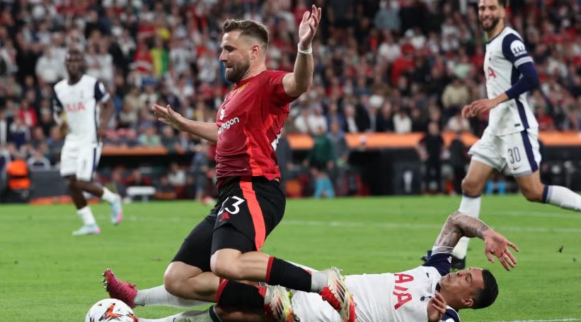 Luke Shaw: Tương lai u ám tại Manchester United sau màn trình diễn thảm họa ở chung kết Europa League