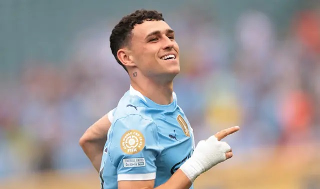 Man City thắng tưng bừng, nhưng Rico Lewis nhận thẻ đỏ đáng tiếc