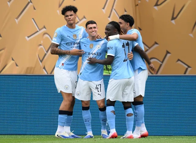 Man City thắng tưng bừng, nhưng Rico Lewis nhận thẻ đỏ đáng tiếc